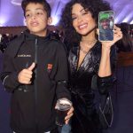Aline Riscado e filho com Jesus Luz no Celular--be17-472e-96ec-15623cb91985