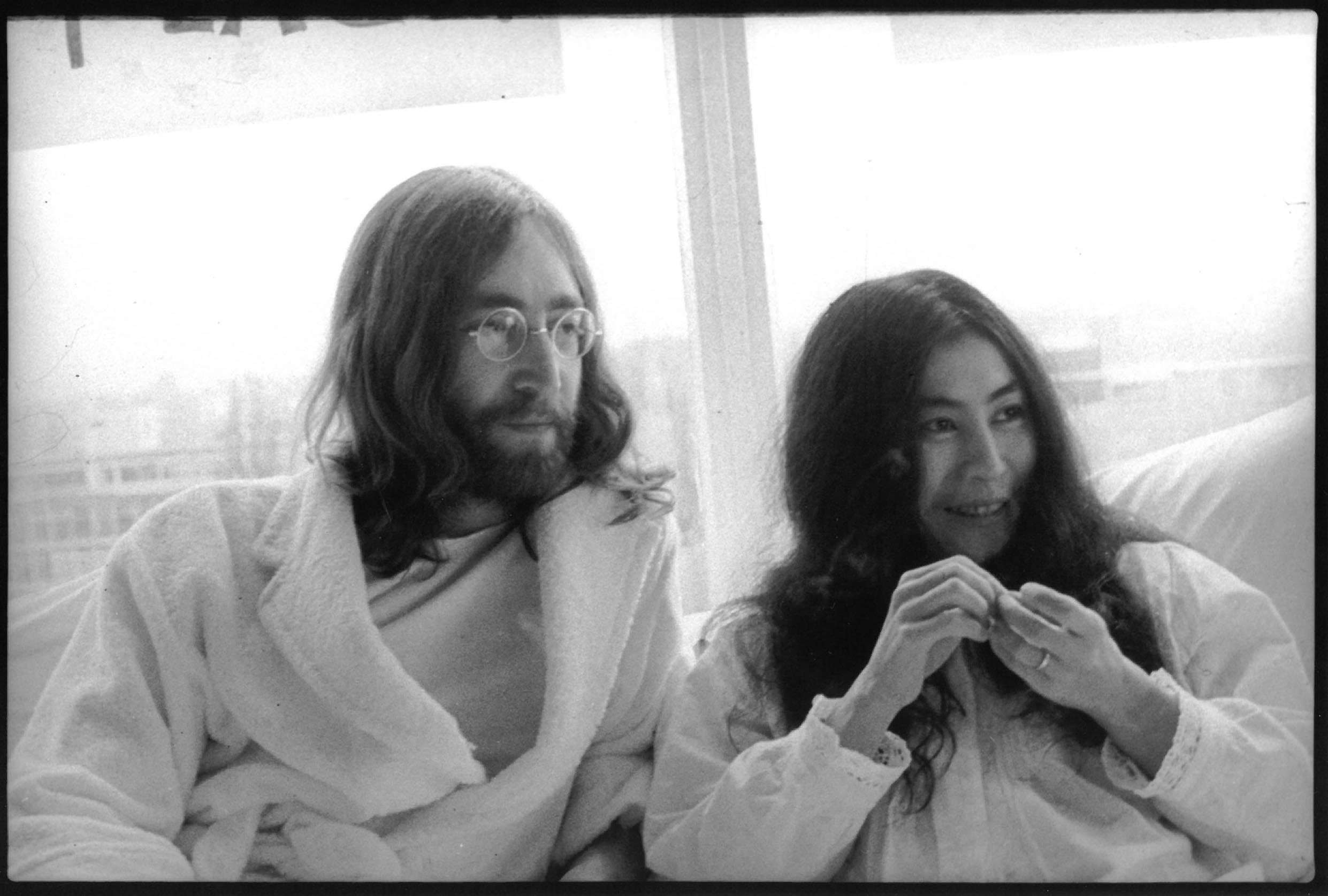 John e Yoko na cama depois da coletiva Bed in for Peace no Hilton de Amsterdam_Foto Luiz Garrido