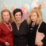 Lia e Nina Benchimol cercando Karin Cagy