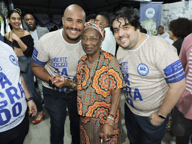 Mãe Meninzazinha entre os carnavalescos Guilherme Diniz e Rodrigo Marques