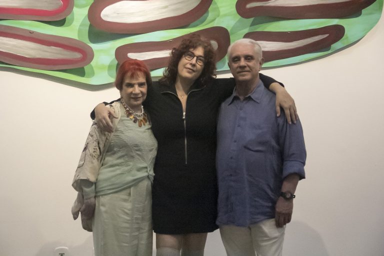 As artistas Solange Jansen e Sandra Sartori com o curador da exposição, Mario Camargo