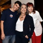 _DSC4668 - Betty Faria entre os netos João Paulo e Giulia - SOCIEDADE DO MEDO - OUT 2022 - CG