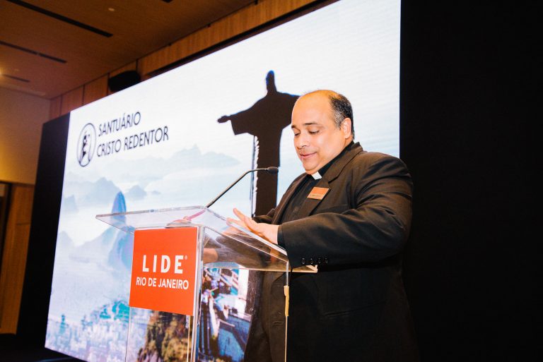 Padre Omar Raposo _R3231