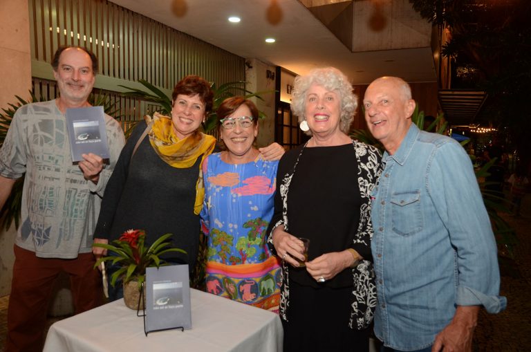 Claudia Pinheio e os irmãos Luiz Octavio, Katya, Lygia e Nelson Moraes