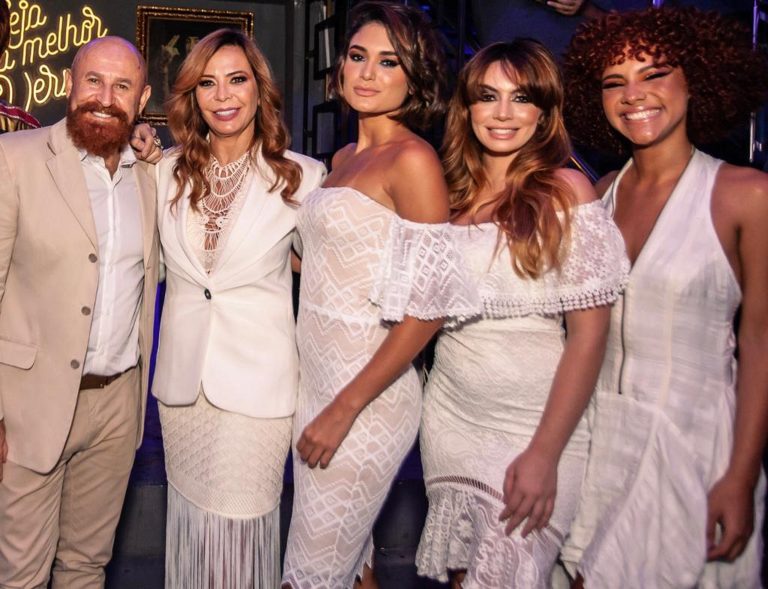 Rudi Werner, a CEO do grupo Luciana Dias ao lado das modelos da coleção