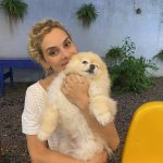 A curadora Luana Aguiar e Flake