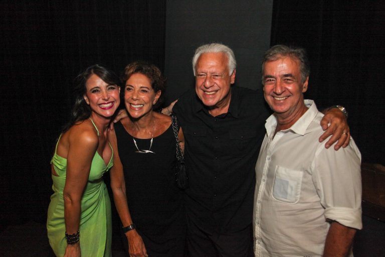 Antônio Fagundes recebe amigos em sua estreia.-43
