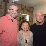 Clara Sverner entre seus filhos George e Rogério Randolph