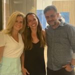 Daniela Santa Cruz entre Sergio Maciel, diretor de Relações Institucionais da Record e sua esposa, Rejane Ferrer