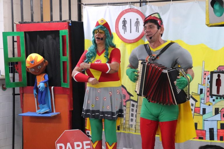 Espetáculo de teatro infantil “De Olho Na Pista – Dê a Preferência”