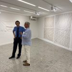 O curador  César Kiraly, e o artista Mário Camargo durante a visita guiada