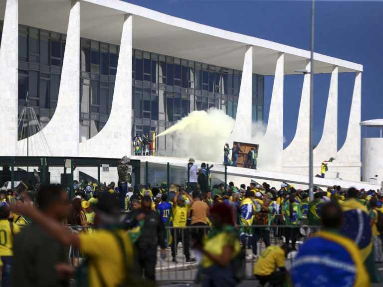 Manifestantes invadem Congresso, STF e Palácio do Planalto.
