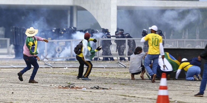 Manifestantes invadem Congresso, STF e Palácio do Planalto.