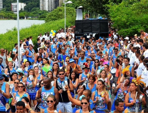 spanta-nenem-arrasta-milhares-de-folioes-na-lagoa-rodrigo-de-freitas-zona-sul-do-rio-1392418660770_615x470 (1)