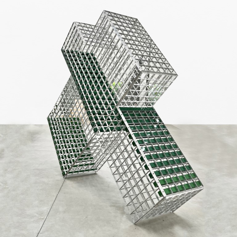 Ascânio MMM - Prisma 12, 260x308x65cm, Alumínio, 2023