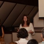 A museóloga Ruth Levy abrindo palestra sobre Segall