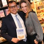 Um dos mais notáveis defensores da liberdade de expressão no Brasil, advogado constitucionalista mostra que os valores humanistas do judaísmo prezam o livre-arbítrio e podem ser aplicados ao cotidiano de todos Nascido em Londres, filho de um mercador, Jonathan Sacks (1948-2020) se tornou uma das maiores lideranças espirituais de seu tempo. Filósofo, teólogo, membro da Câmara dos Lordes e rabino-chefe do Reino Unido, Sacks construiu uma extensa e influente obra sobre o judaísmo e seus valores humanistas. Gustavo Binenbojm mergulhou nessa obra e extraiu lições valiosas e universais. Em "O rabino do mundo", que chega às livrarias pelo selo História Real (Intrínseca) em maio, Binenbojm entrelaça a história do povo judeu e o legado de Sacks a reflexões filosóficas de autores como Nietzsche e Primo Levi, preceitos religiosos e experiências pessoais.  Fotos Ari Kaye