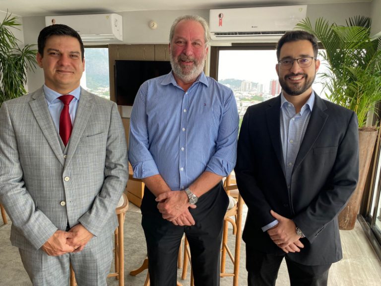Igor Costa (Diretor Executivo do PROCON Rio), Roberto Rotter (Diretor Geral do LSH hotel) e Raphael Lima (Subprefeito da Barra da Tijuca)