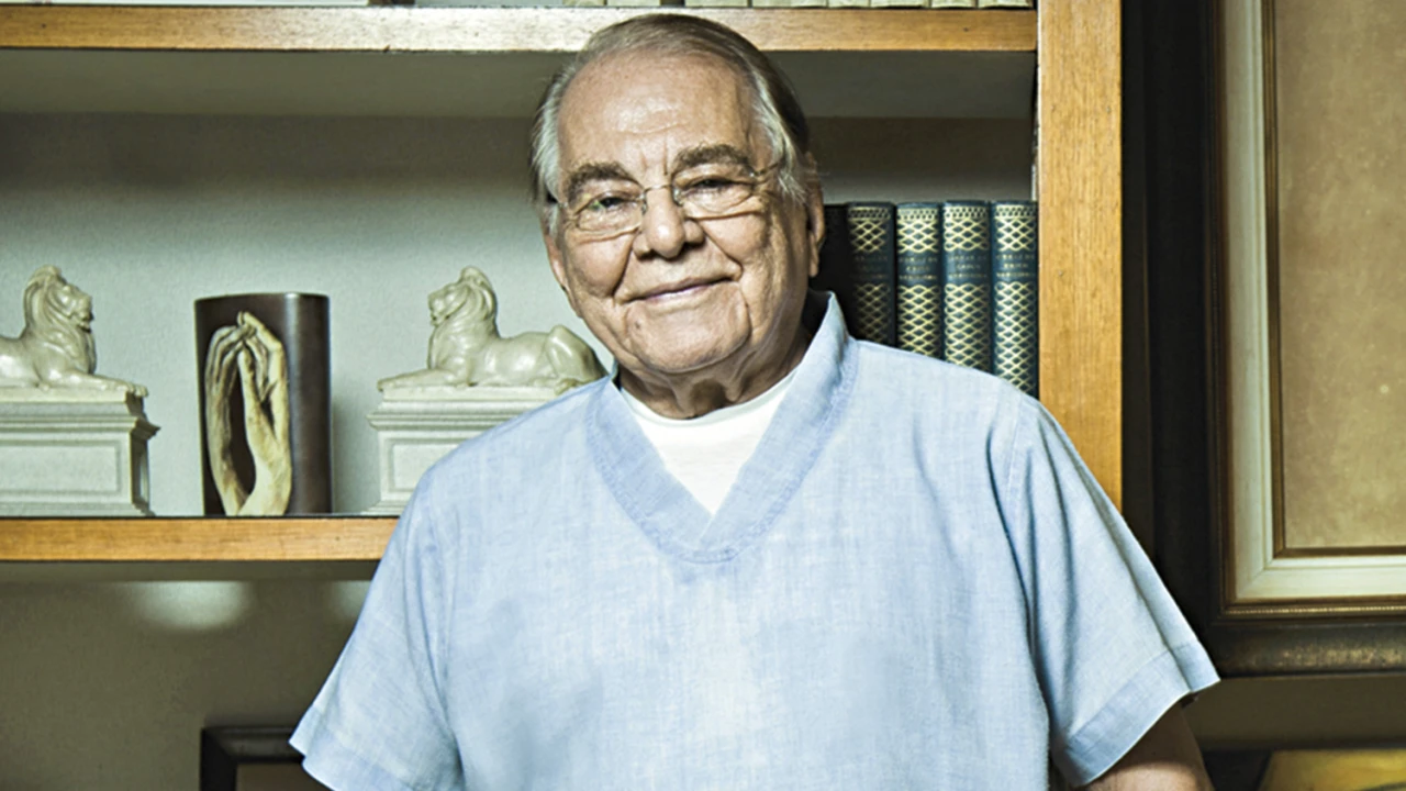 ABRE_Ivo-Pitanguy-durante-entrevista-para-a-revista-Lola-em-seu-consultório-em-Bota_1.jpg