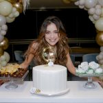 Anna Rita atras do bolo Cred Vera Donato