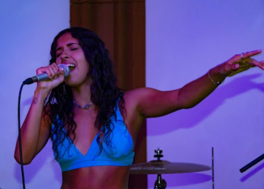 clarissa-chaves-bruno-cardoso-apresentam-pocket-show-na-ponte-de-versos-de-marco-21-na-blooks-botafogo-da391