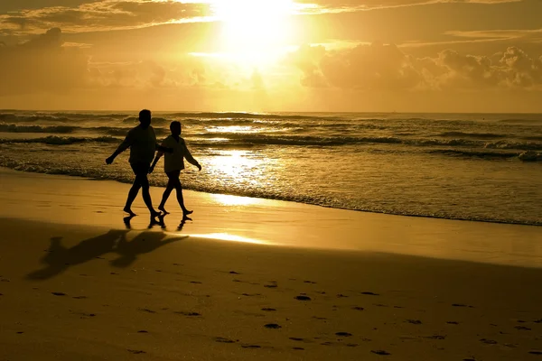 depositphotos_7592538-stock-photo-silhouette-of-a-couple-on