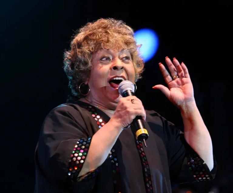 26225401-0103.2008-monica-imbuzeiro-ri-show-bossa-nova-50-anos-na-praia-de-ipanema-leny-andr