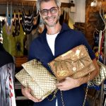 _DSC5998 Fernando Viana com suas bolsas recicláveis - 31º ARTE DE PORTAS ABERTAS - AGO 2023- CG