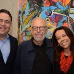 Felipe e Daniela Santa Cruz cercando Luiz Aquila