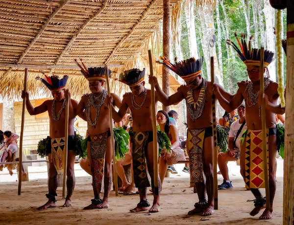 homens-pertencentes-a-povos-indigenas-da-amazonia-com-vestimentas-tipicas-de-sua-cultura