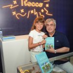 A jovem leitora com o médico e escritor Gilberto Ururahy