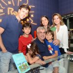 Gilberto Ururahy cercado de seus filhos e netos