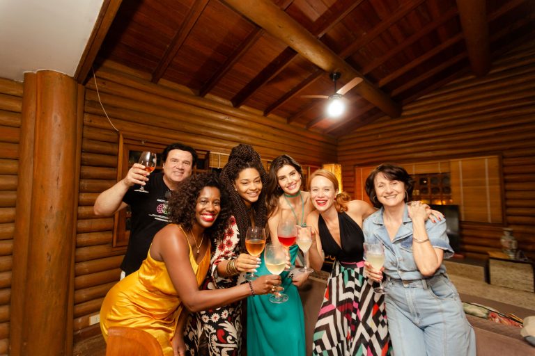 Laércio Fonseca, Maria Gal, Juliana Alves, Camila Queiroz, Mariana Ximenes, Zeze Polessa