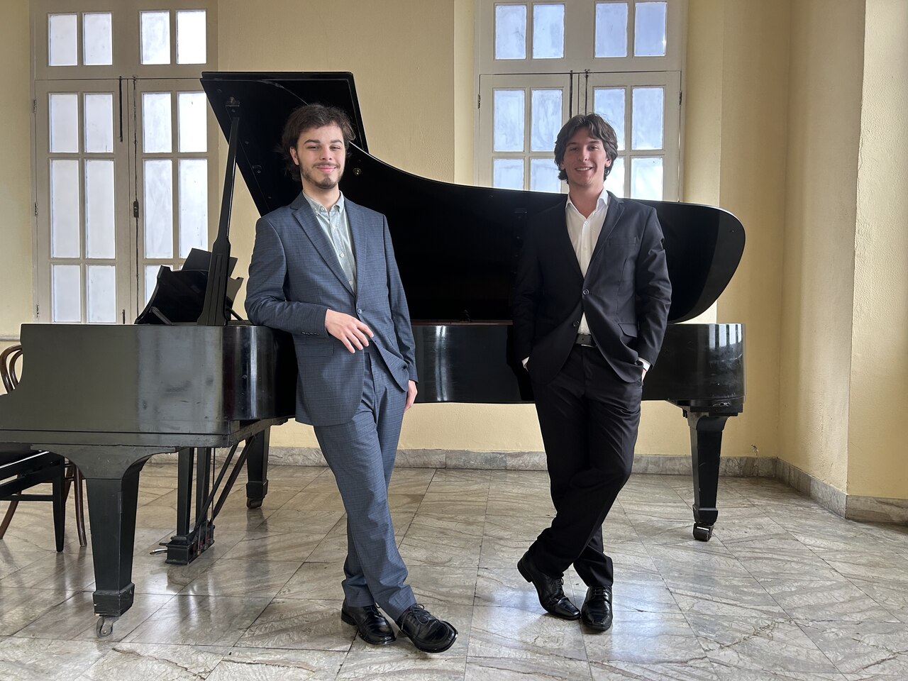 Os 2 na beca ao piano 5_Easy-Resize.com