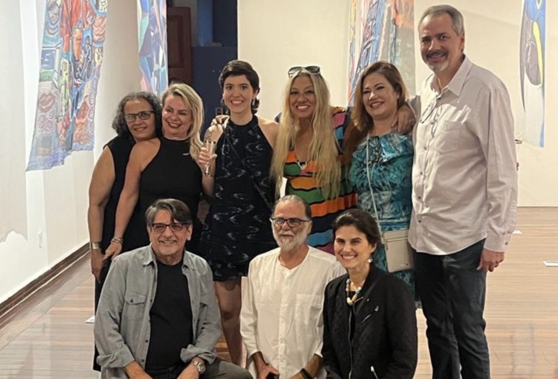Os artistas e as curadoras Renata Costa e Angela de Oliveira