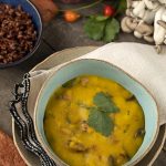 Lá Restaurante_Bobó de cogumelos com arroz vermelho e farofa de panko com dende_credito Rodrigo Azevedo_01