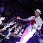 Diogo Nogueira(distribui rosas para platéia)