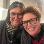 A roteirista brasileira Lilian Garcia com Ana Durães