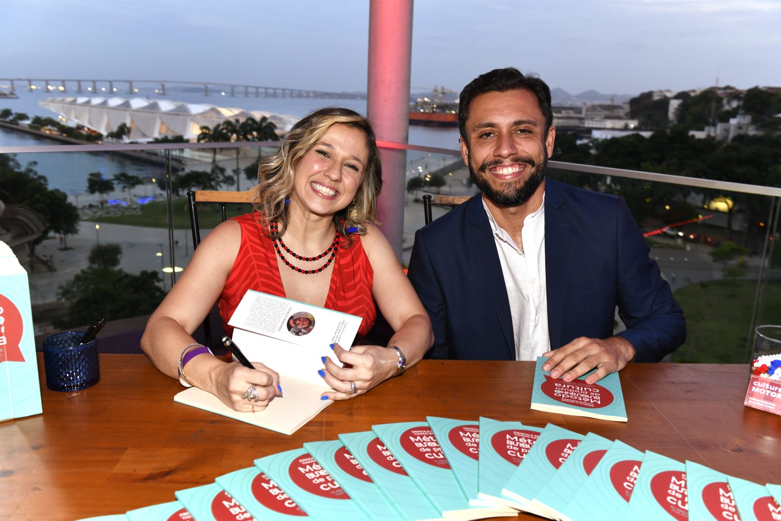 Os autores do livro Priscila Seixas e Thiago Ramires
