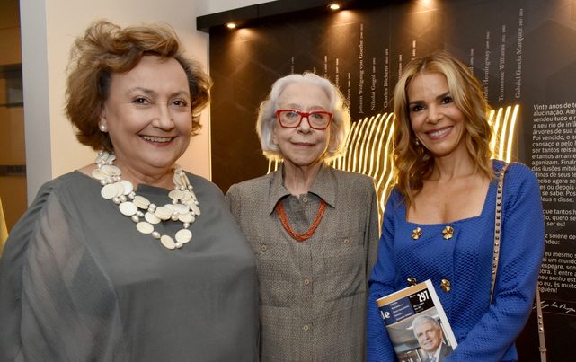 Fernanda Montenegro entre Manoela Ferrari e Margareth Dalcomo