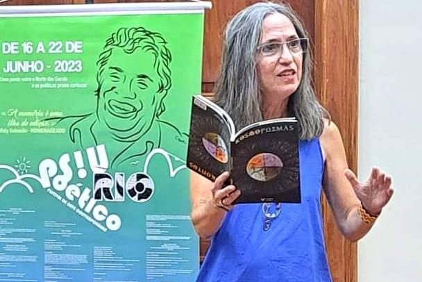 A autora Delayne Brasil, uma das fundadoras do grupo Poesia Simplesmente