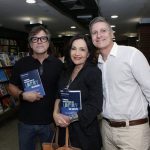 Liliana Rodriguez entre seus irmãos Paquito e Alberto Lucas