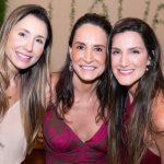 Regina Peixoto entre as filhas Flávia e Paula-3