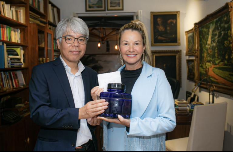 Viviane Fernandes, presidente da Associação com o cônsul do Japão,  Yoshitaka Kinoshita