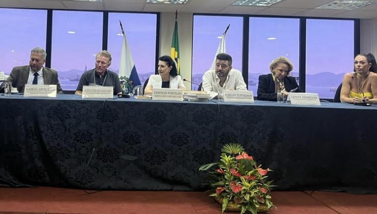 Advogado Gabriel Leonardos, Alexandre Rusheinsky (do Bikini Art Museum, na Alemanha), Deborah Portilho (Presidente da CDMD), Carlos Tufvesson (Presidente do Comitê da Moda da Prefeitura do Rio de Janeiro), as estilistas Lenny Niemayer e Sharon Azulay (da Blue Man)
