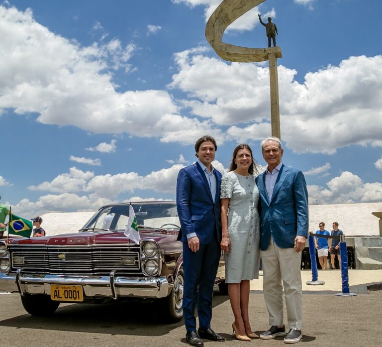 Na frente do Memorial JK  junto ao carro que foi reintegrado a sua tradicional vitrine,André, Anna Christina e Paulo Octávio