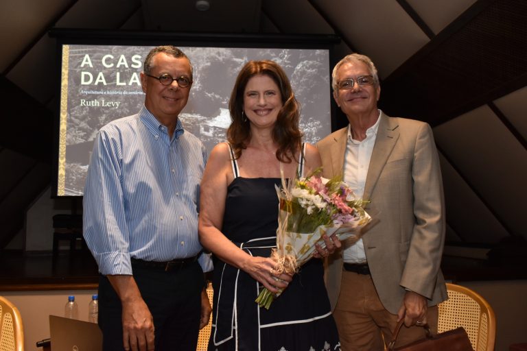 Ruth Levy entre João Assis e Lauro Cavalcanti