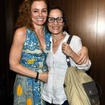 Carolyna Aguiar e a preparadora vocal Sonia Dumont