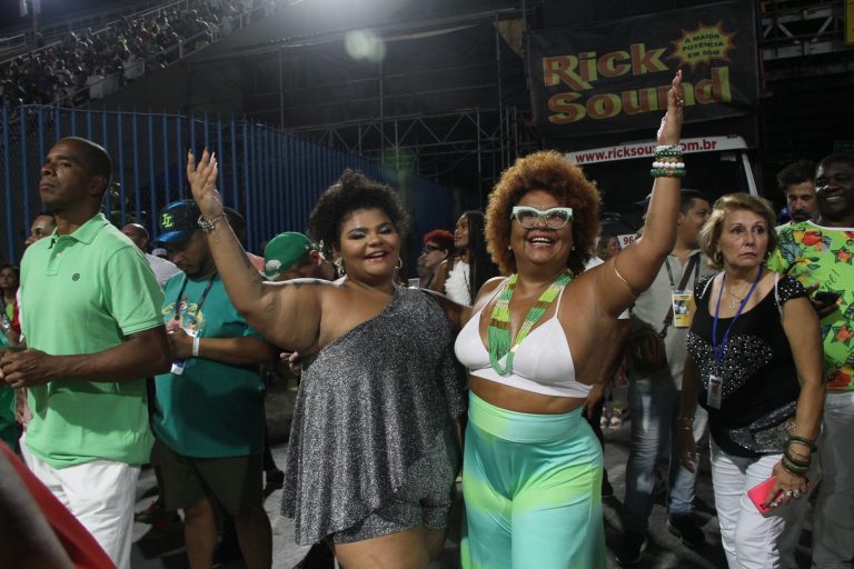 Mulher e filha de Arlindo Cruz curtiram os ensaios técnicos na Sapucaí