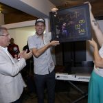 _MG_1264-(CEO Abramus)Roberto Mello, Donatinho e Ivone Belém,recebem o quadro em homegem ao João Donato